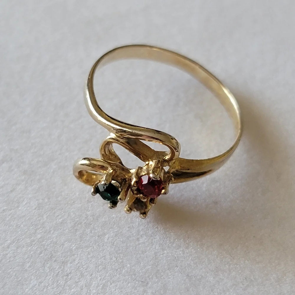 Vintage 3 Stone Mothers Ring Simulated Gemstone Gold Tone Dainty Size 7¾